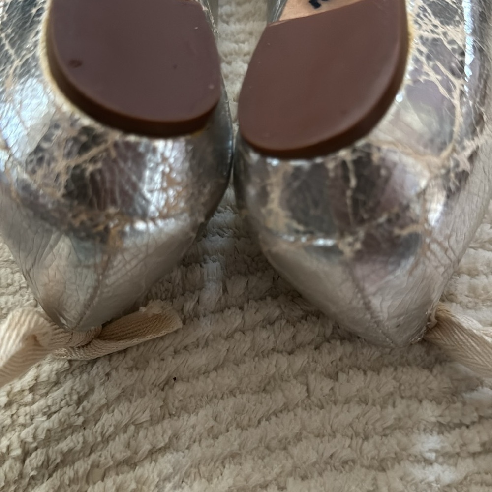 Loeffler Randall silver crinkle leather ivory trim Bow ballerina shoes Sz 7 1/2 - Picture 11 of 11